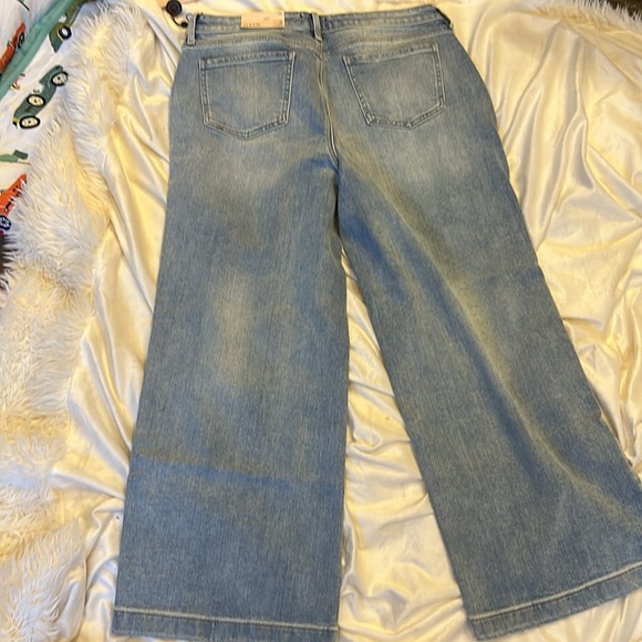 NWT women’s NYDJ Teresa Wide Leg Radiance jeans size 10 light colored denim - Picture 4 of 8